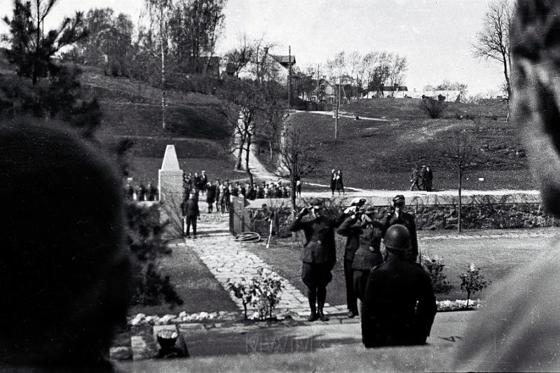 KKE 1058.jpg - Fotografie z uroczystości przy grobie matki J. Piłsudskiego i jego serca z lat 30 XX wieku. Zdjęcia wykonał prawdopodobnie wuj Andrzeja Małyszko: Michał Katowski lub Jan Michalewicz - uczeń Bułhaka, Wilno, 1937 r.